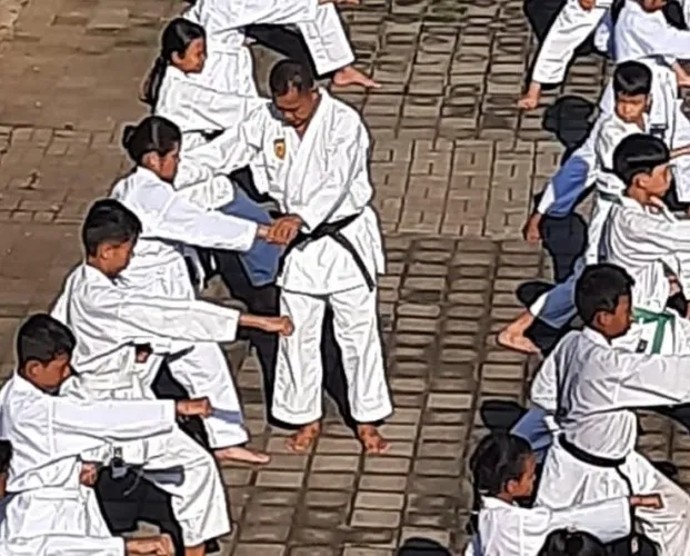 Sosok Polisi di Gianyar Lihai Bela Diri Karateka, Selepas Dinas Latih Siswa SMP